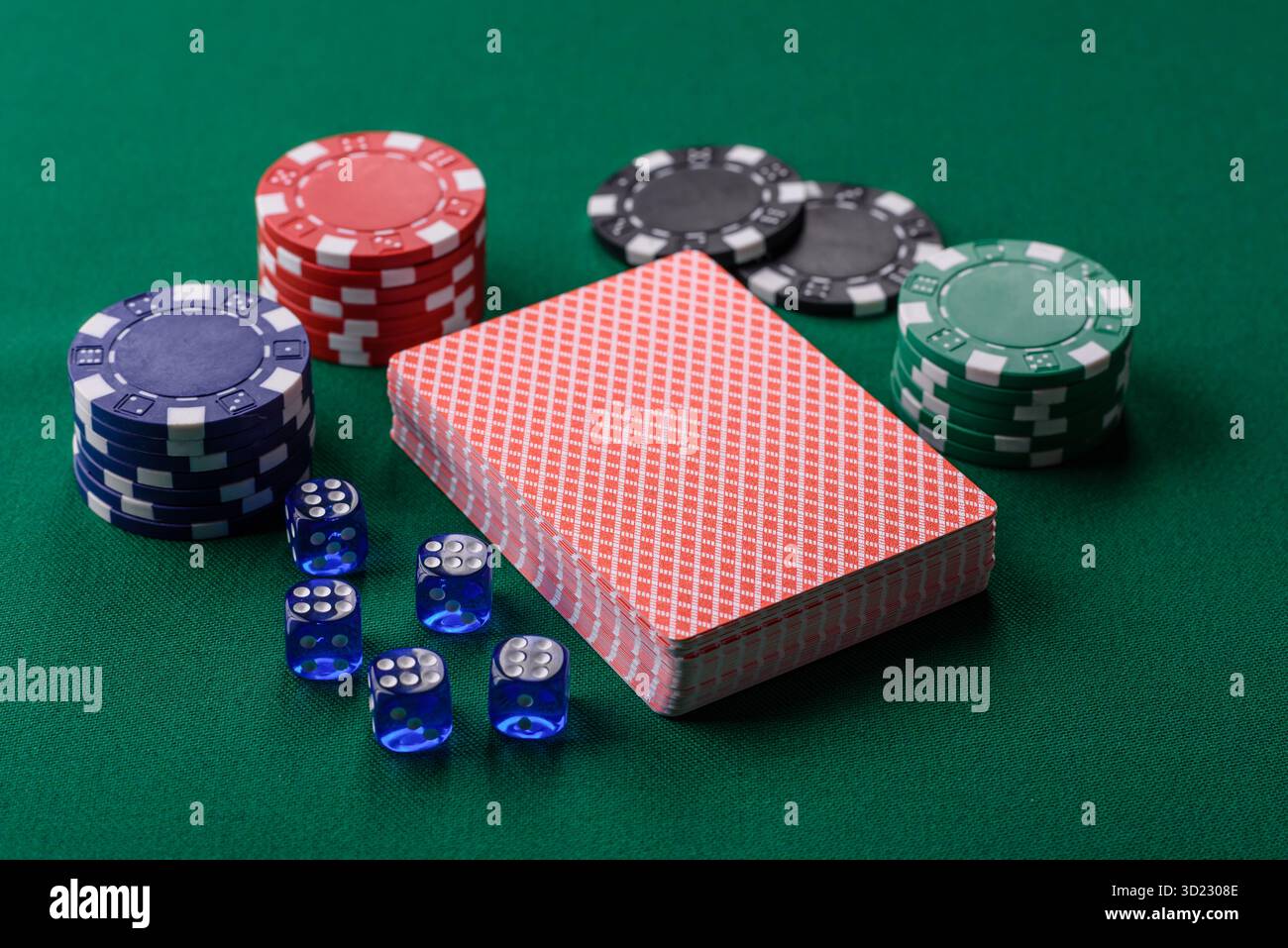 Jeu de poker de dés avec des jetons, des Paris et des risques dans le casino. Poker aux dés Banque D'Images