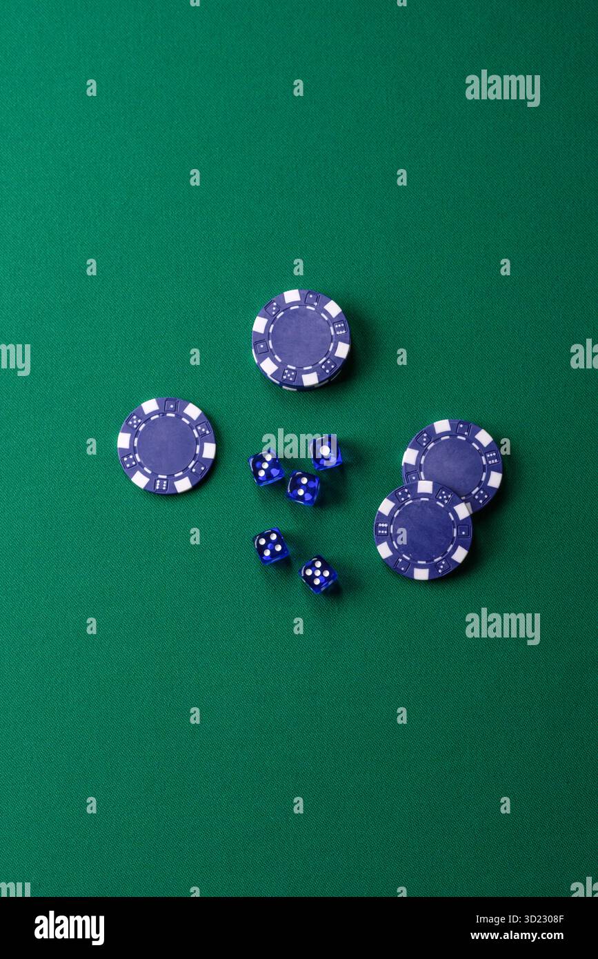 Jeu de poker de dés avec des jetons, des Paris et des risques dans le casino. Poker aux dés Banque D'Images