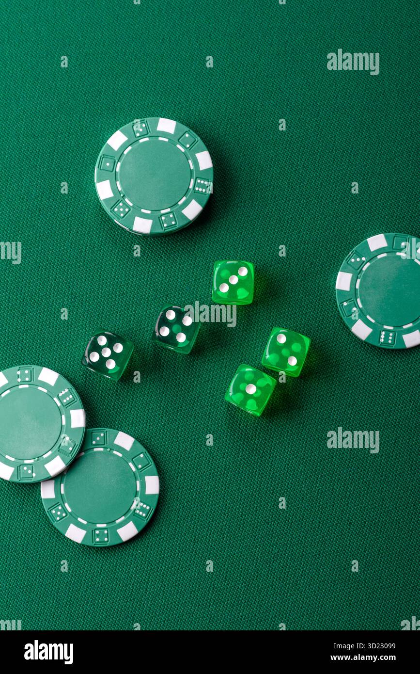 Jeu de poker de dés avec des jetons, des Paris et des risques dans le casino. Poker aux dés Banque D'Images