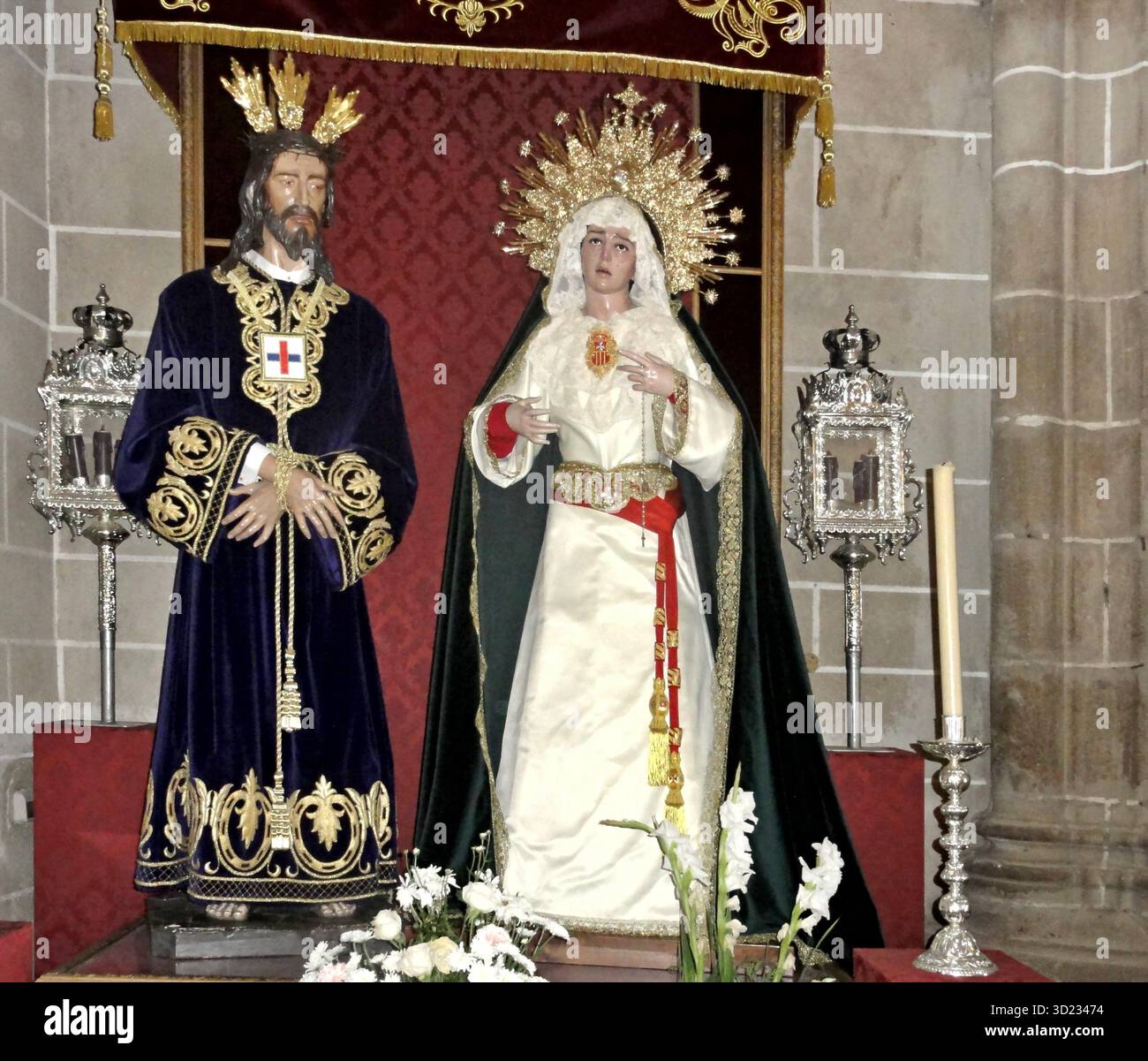 Statues religieuses en bois représentant Jésus-Christ et la Vierge Marie debout dans une église Banque D'Images