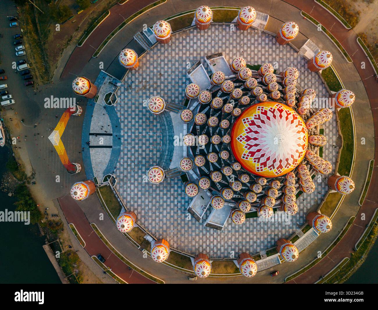 Vue aérienne de motifs géométriques colorés sur une grande structure de dôme avec des colonnes environnantes. 99 Mosquée des dômes, Makassar, Sulawesi du Sud, Indonésie Banque D'Images