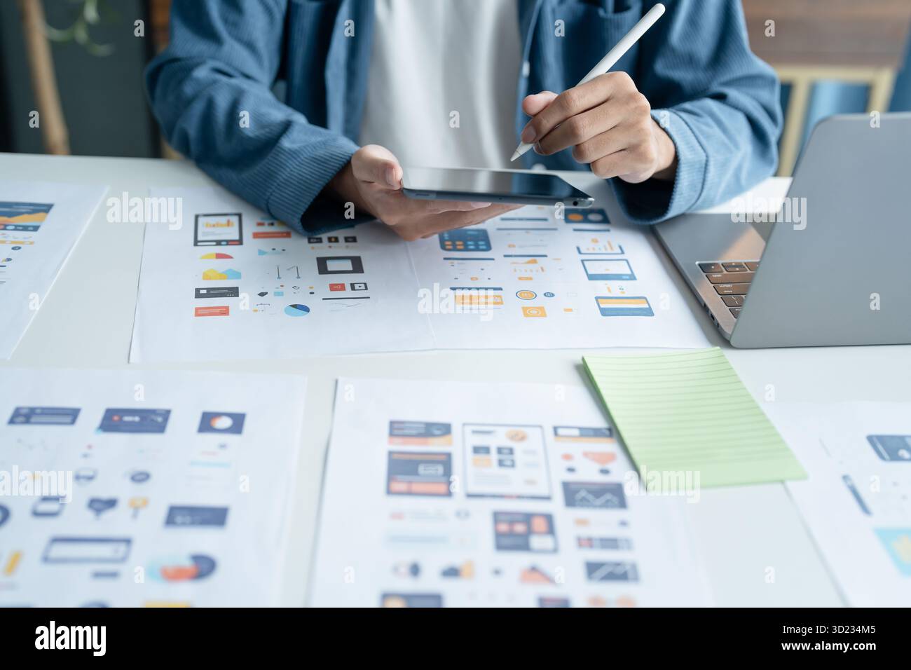 UX UI Designer Planning application mobile innovante avec des conceptions Paper Wireframe chez Workspace. Banque D'Images