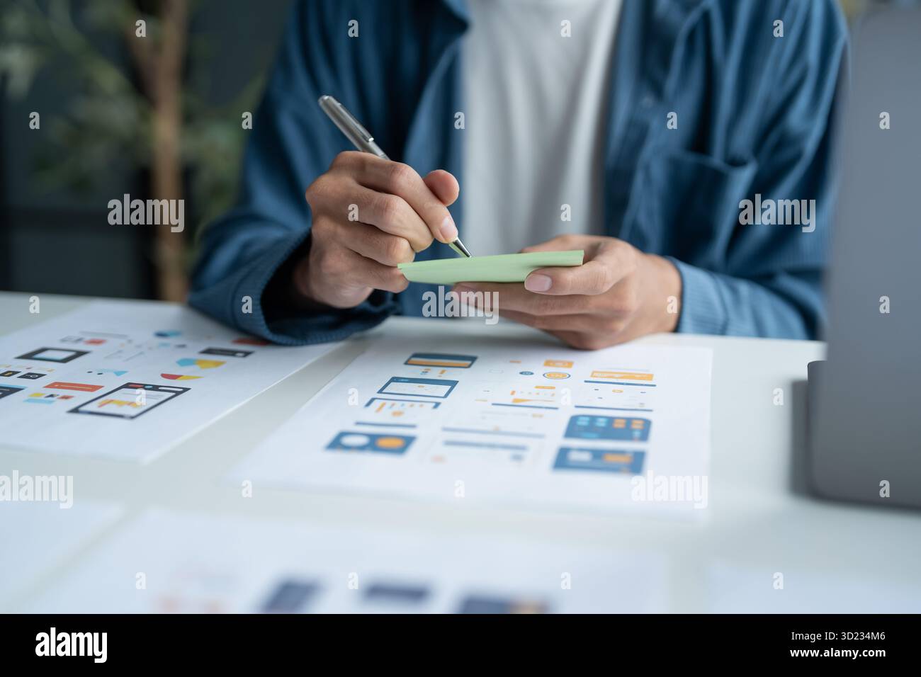 UX UI Designer Planning application mobile innovante avec des conceptions Paper Wireframe chez Workspace. Banque D'Images