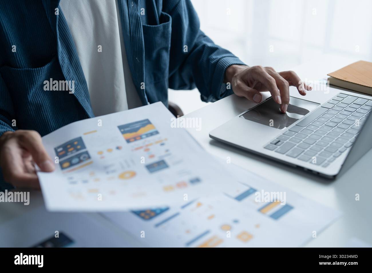 UX UI Designer Planning application mobile innovante avec des conceptions Paper Wireframe chez Workspace. Banque D'Images