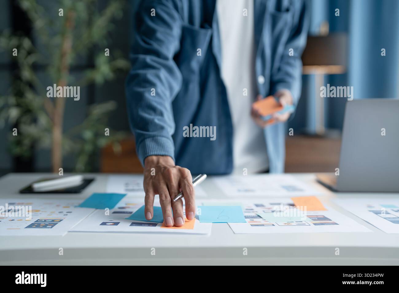 UX UI Designer Planning application mobile innovante avec des conceptions Paper Wireframe chez Workspace. Banque D'Images