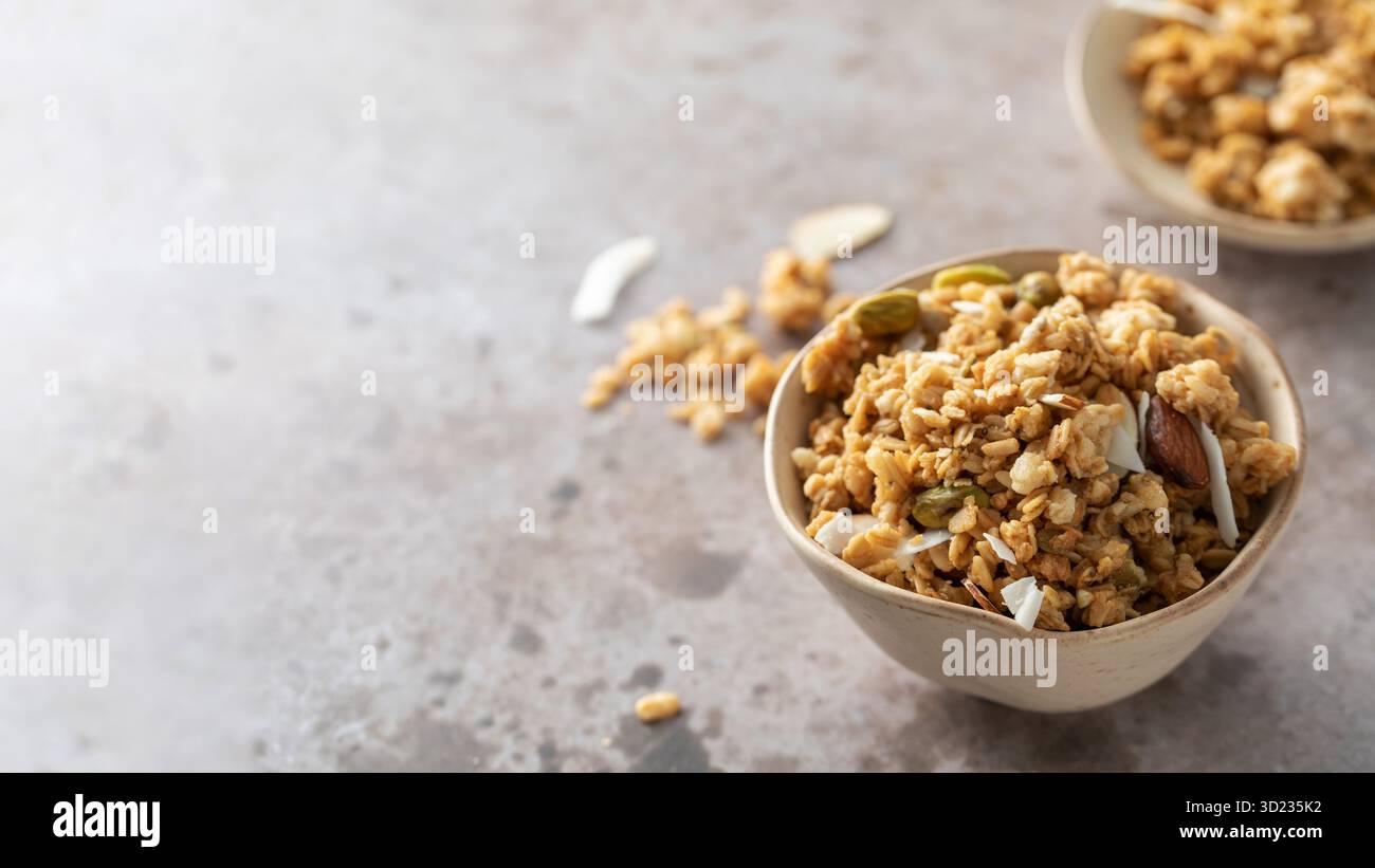 Granola maison croustillant avec des amandes tranchées dans un bol. Nourriture saine. Copier l'espace Banque D'Images