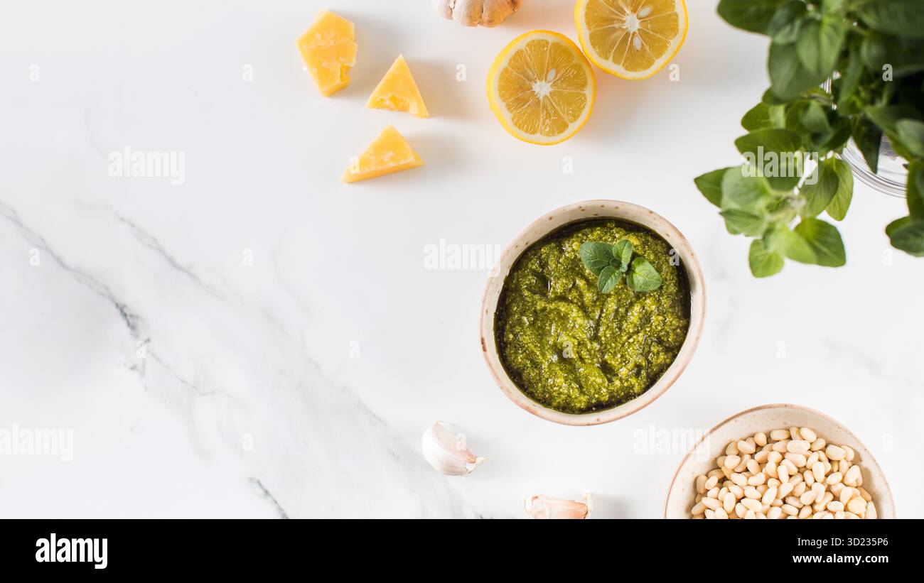 Sauce pesto maison fraîche dans un bol. Cuisine italienne. Recette. Copier l'espace Banque D'Images