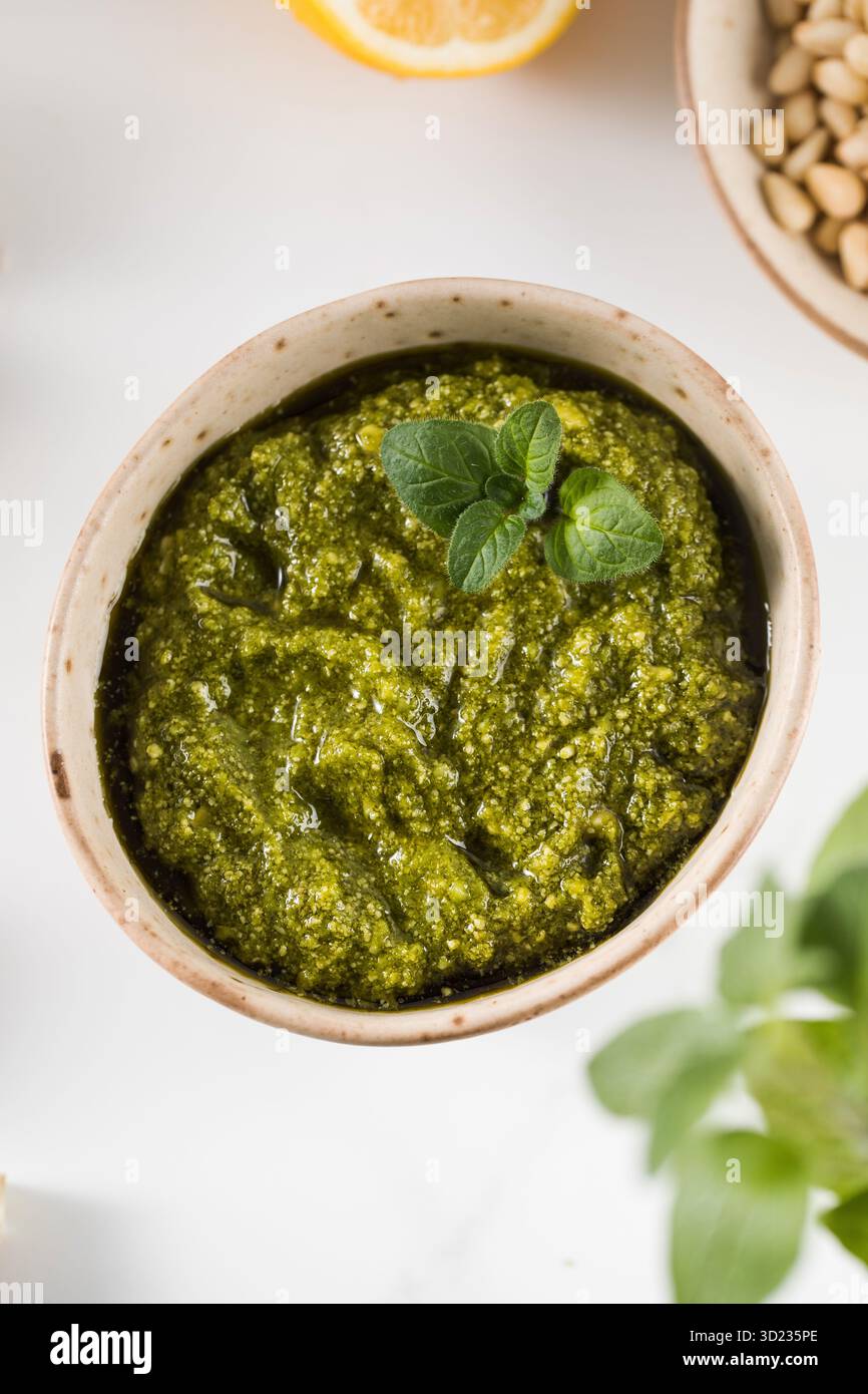 Sauce pesto maison fraîche dans un bol. Cuisine italienne. Recette. Banque D'Images