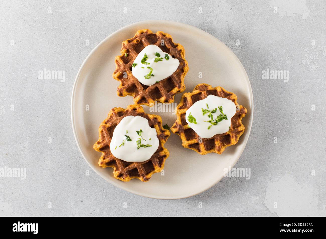 Gaufres végétariennes aux patates douces avec yaourt naturel. Petit déjeuner sain. Banque D'Images