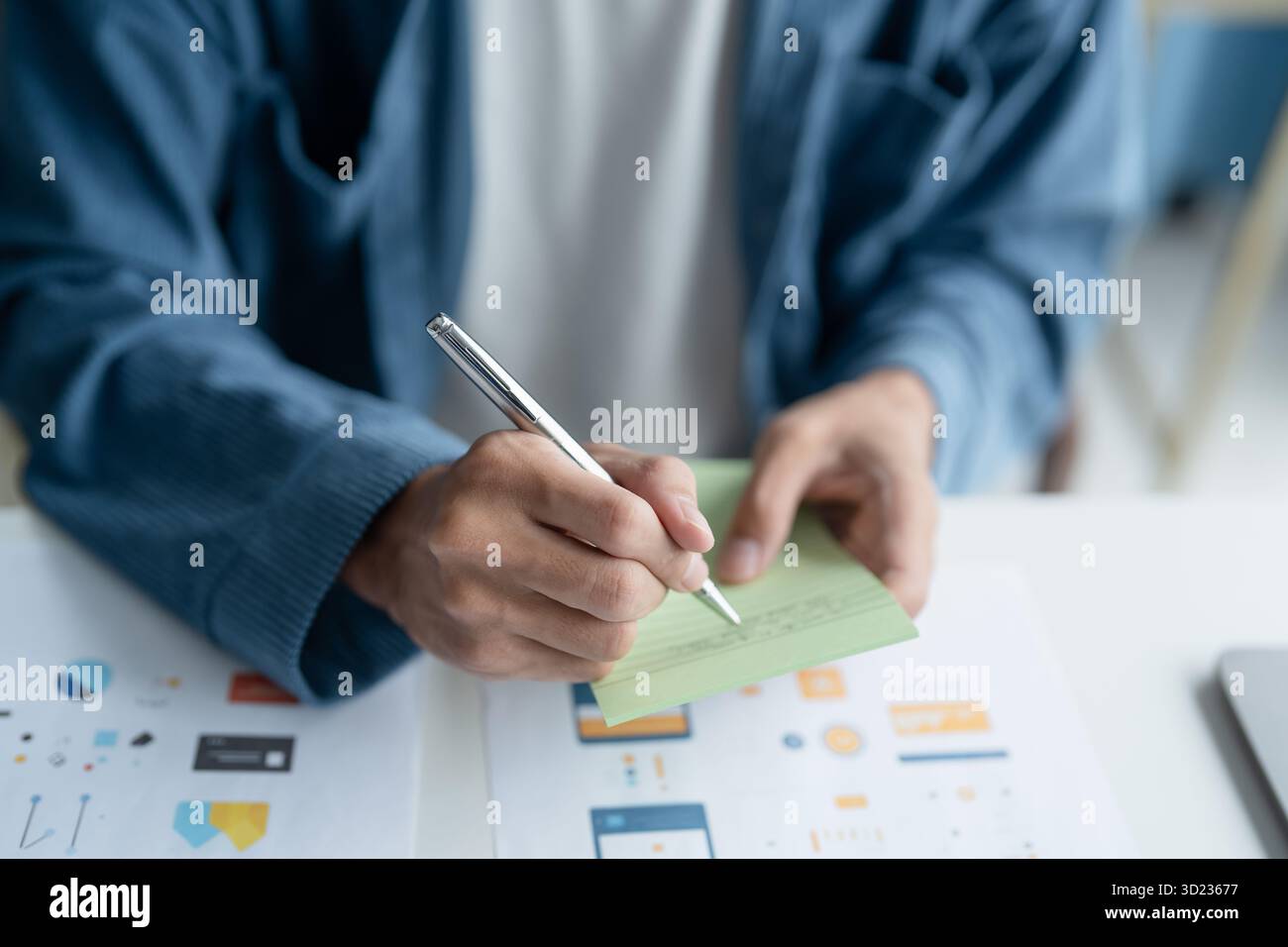UX UI Designer Planning application mobile innovante avec des conceptions Paper Wireframe chez Workspace. Banque D'Images