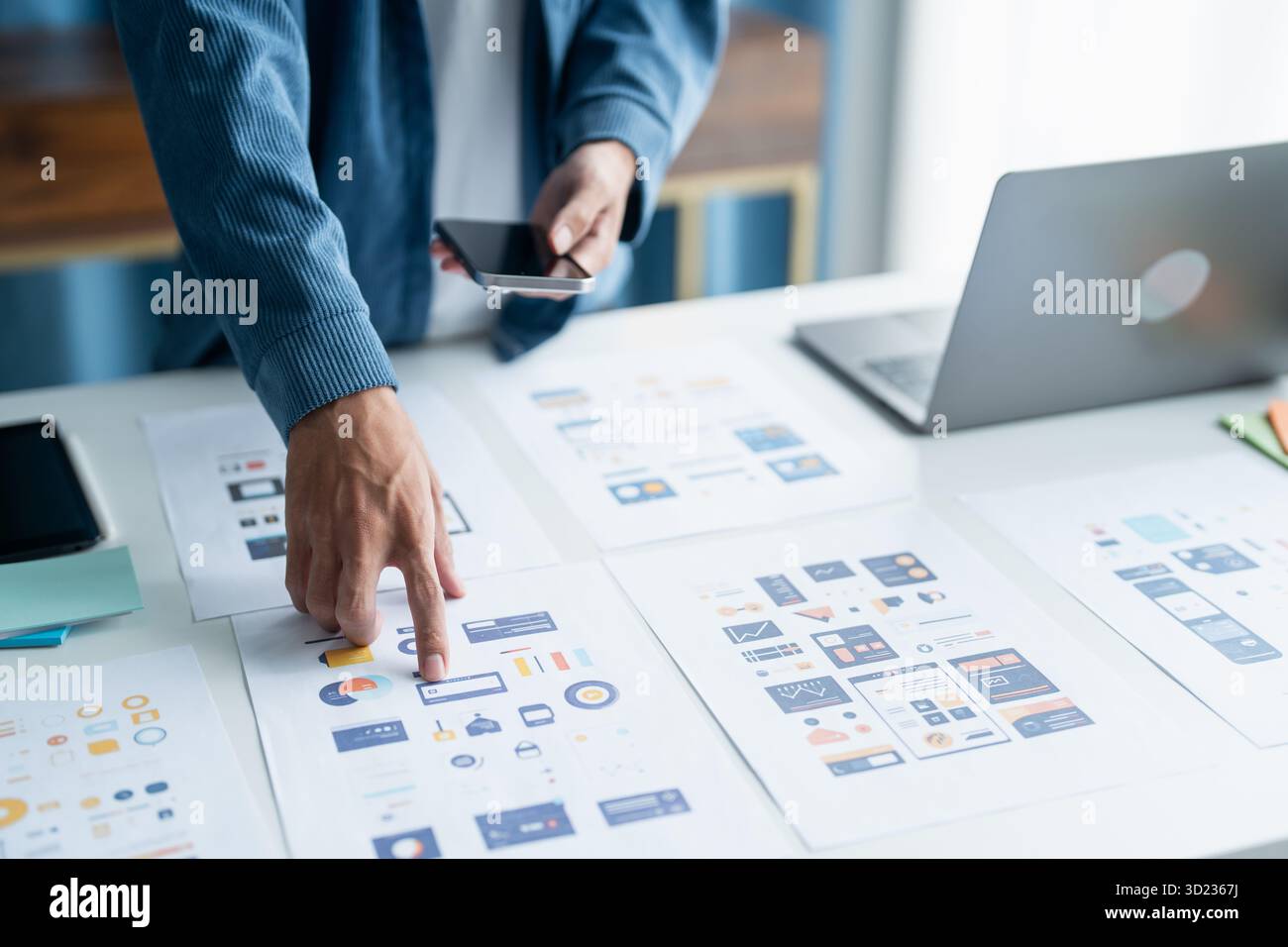 UX UI Designer Planning application mobile innovante avec des conceptions Paper Wireframe chez Workspace. Banque D'Images