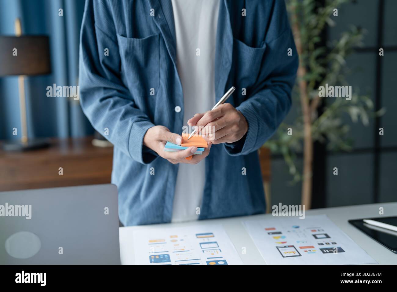 UX UI Designer Planning application mobile innovante avec des conceptions Paper Wireframe chez Workspace. Banque D'Images