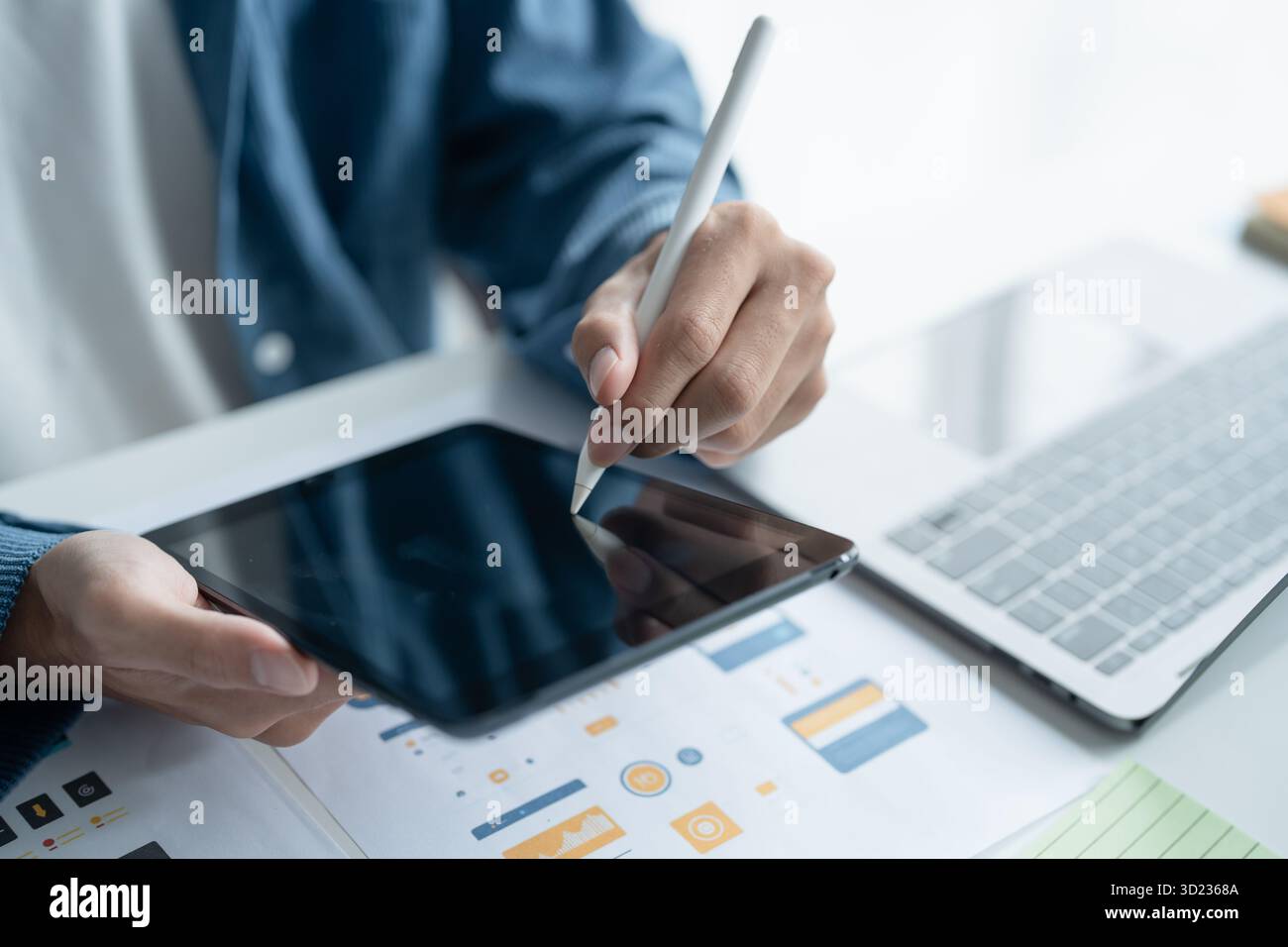 UX UI Designer Planning application mobile innovante avec des conceptions Paper Wireframe chez Workspace. Banque D'Images