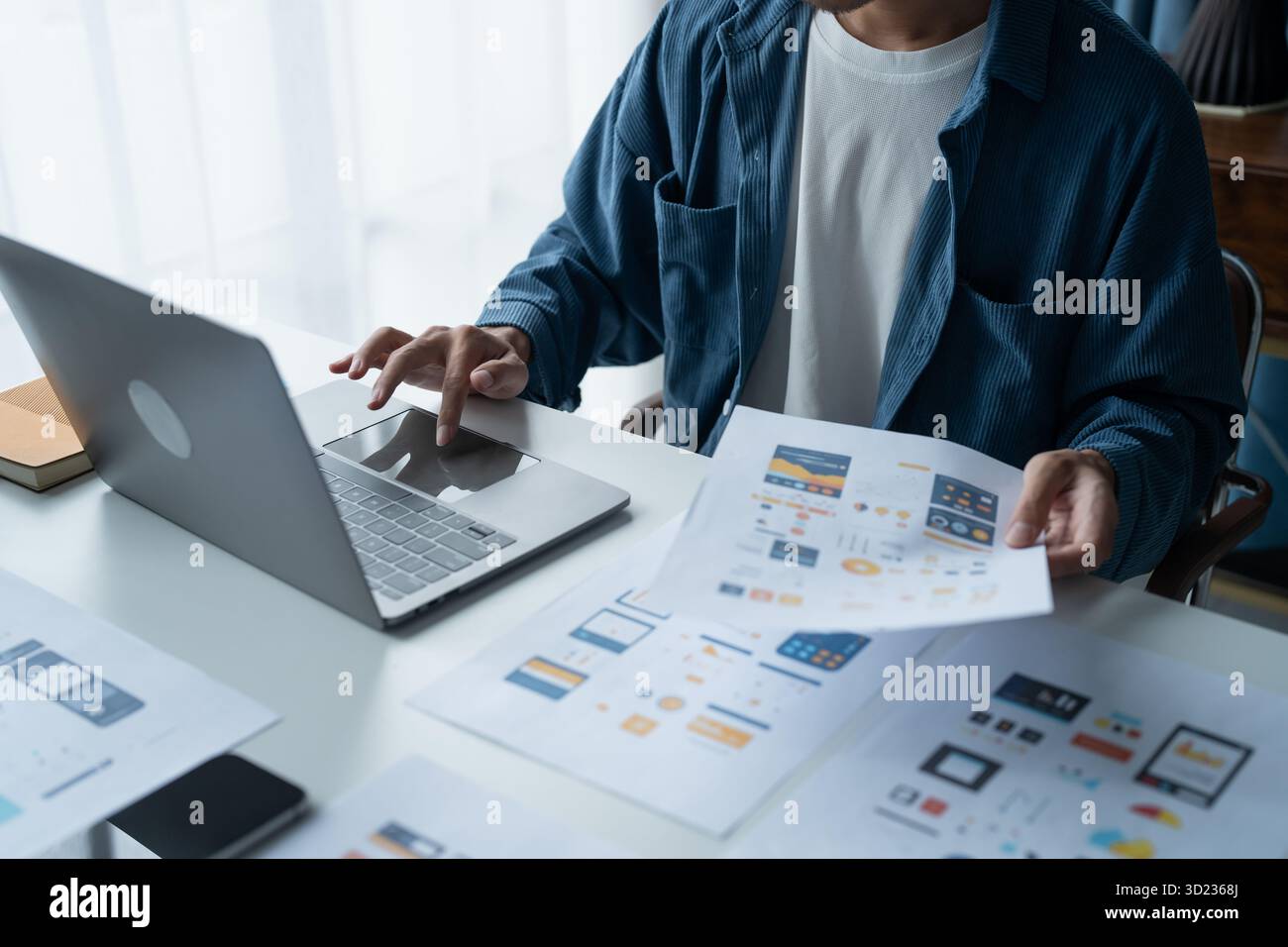 UX UI Designer Planning application mobile innovante avec des conceptions Paper Wireframe chez Workspace. Banque D'Images
