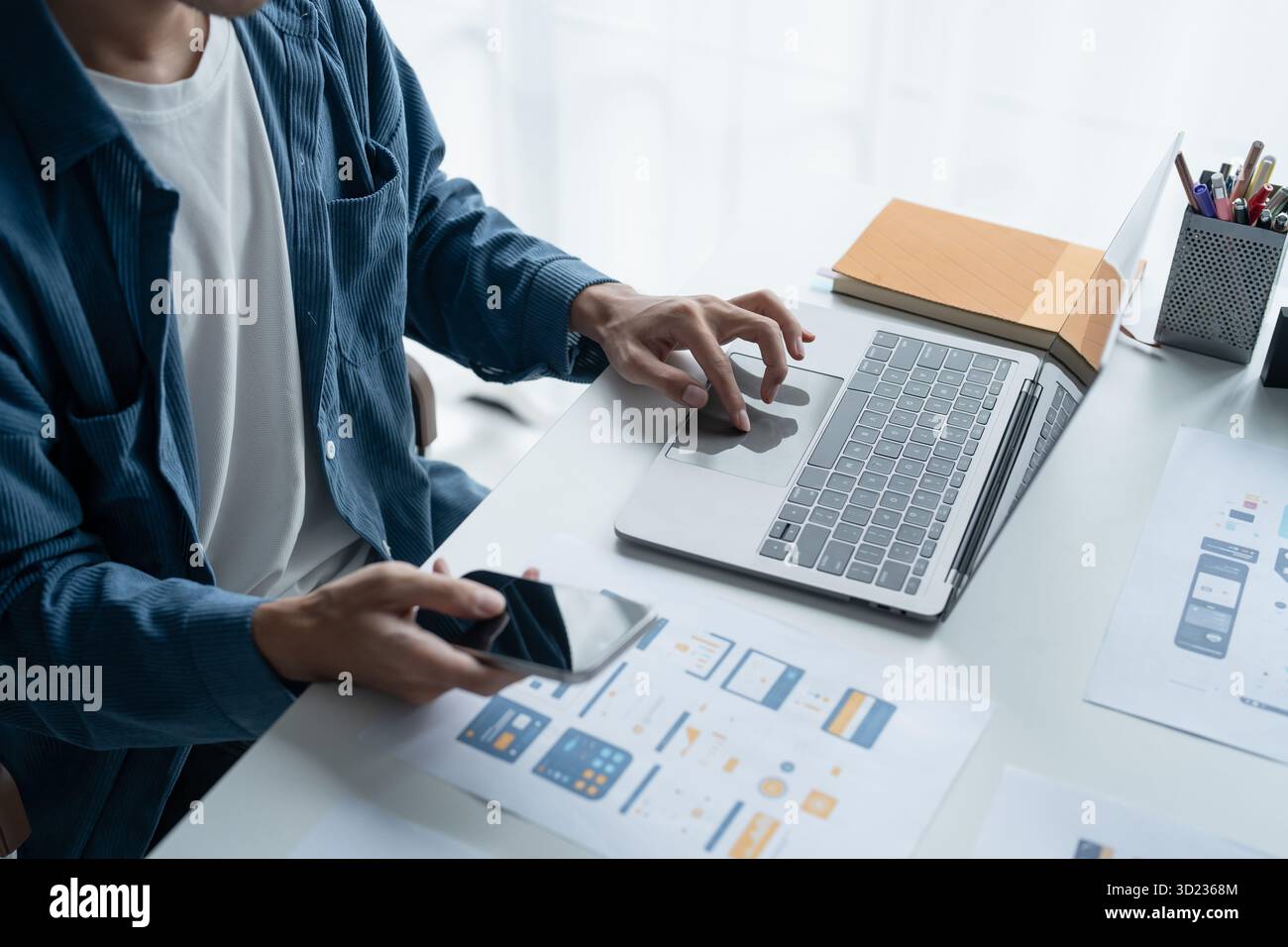 UX UI Designer Planning application mobile innovante avec des conceptions Paper Wireframe chez Workspace. Banque D'Images