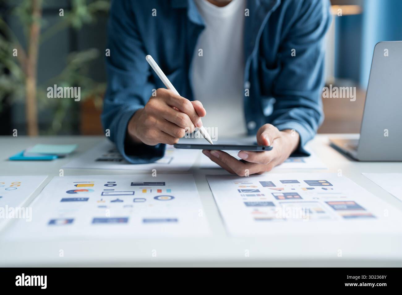 UX UI Designer Planning application mobile innovante avec des conceptions Paper Wireframe chez Workspace. Banque D'Images