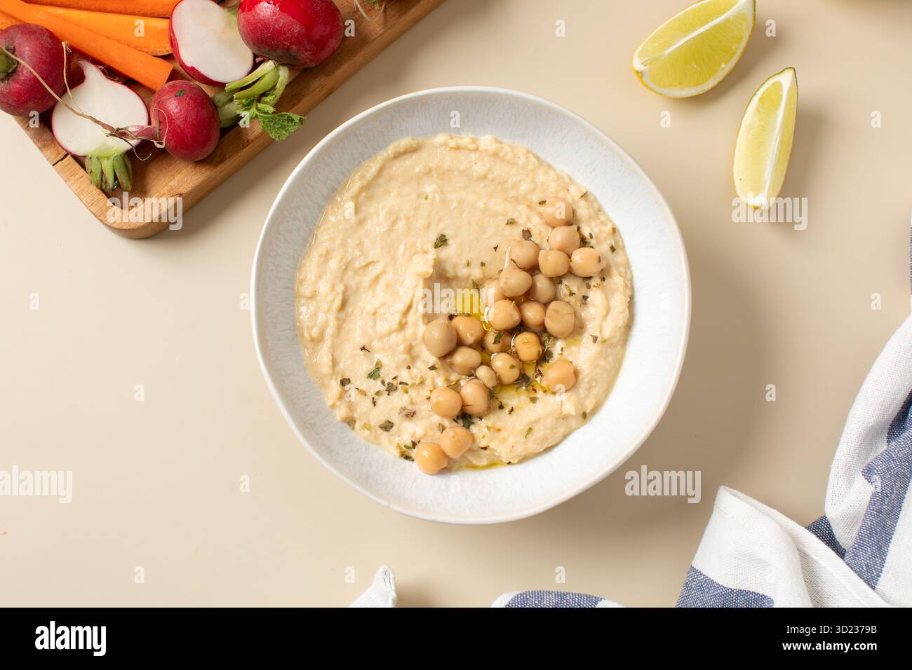 Houmous frais dans un bol avec pita, céleri et carottes. Plats de pois chiches. Banque D'Images