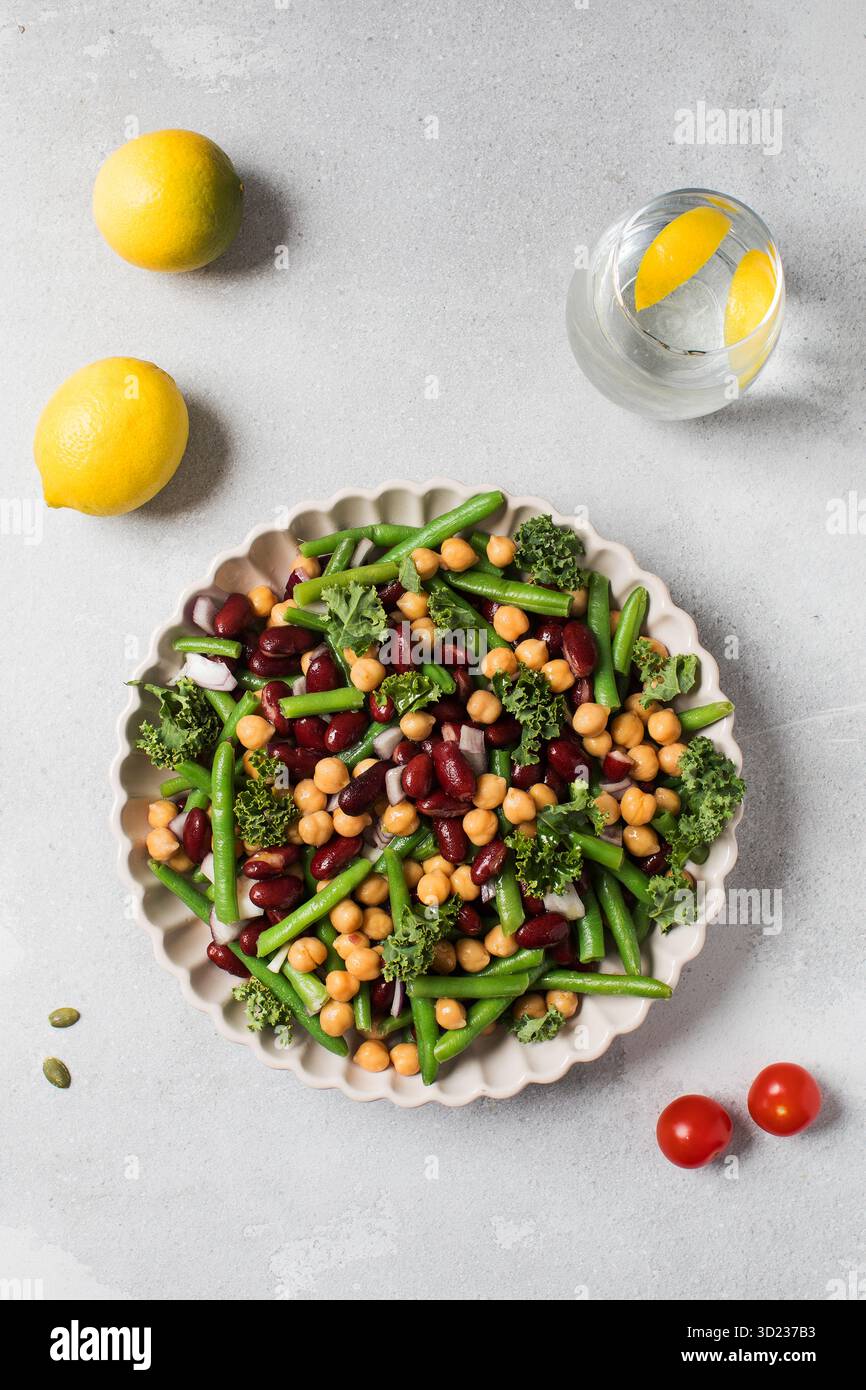 Salade végétalienne saine avec trois types de haricots. Salade aux haricots et pois chiches. Menu végétarien Banque D'Images