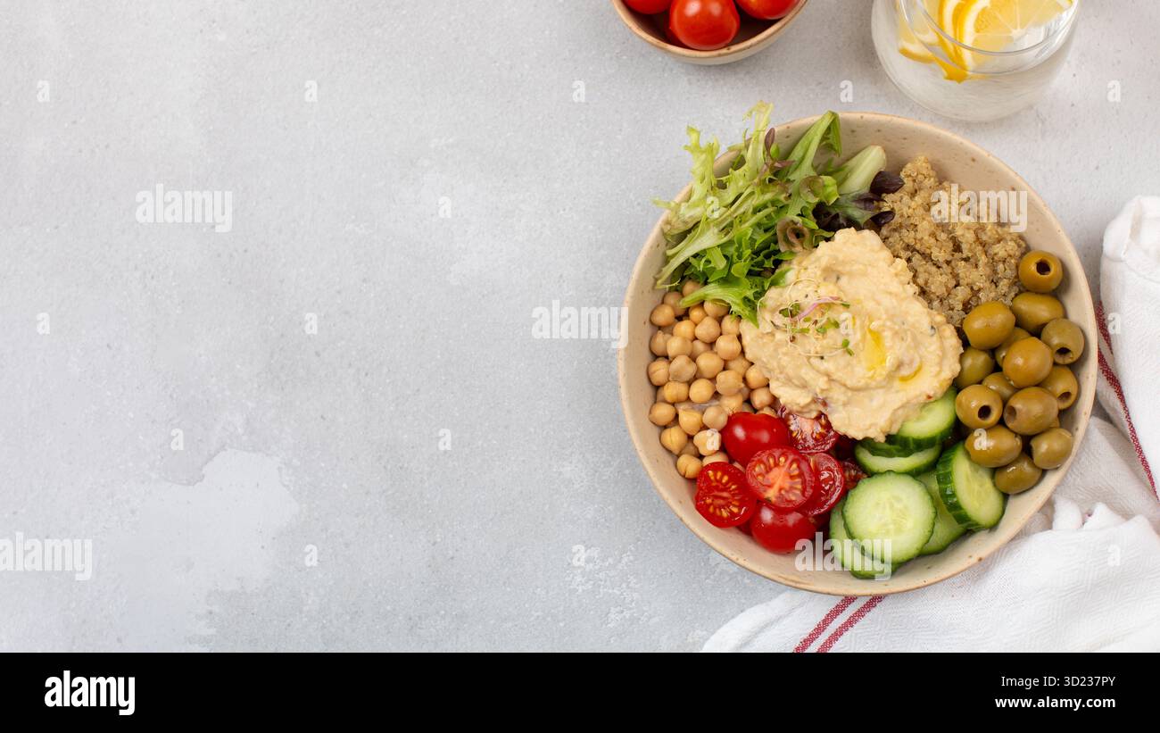 Bol de Bouddha coloré avec quinoa, houmous, pois chiches, légumes. Plat sain. Copier l'espace Banque D'Images