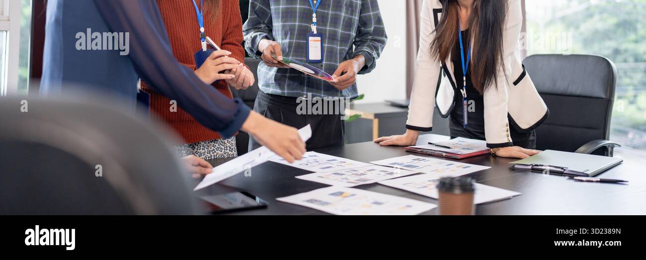 Femme d'affaires asiatique Brainstorm rencontre pplication designers interface de l'application mobile Design de logiciel de développement numérique créatif p Banque D'Images