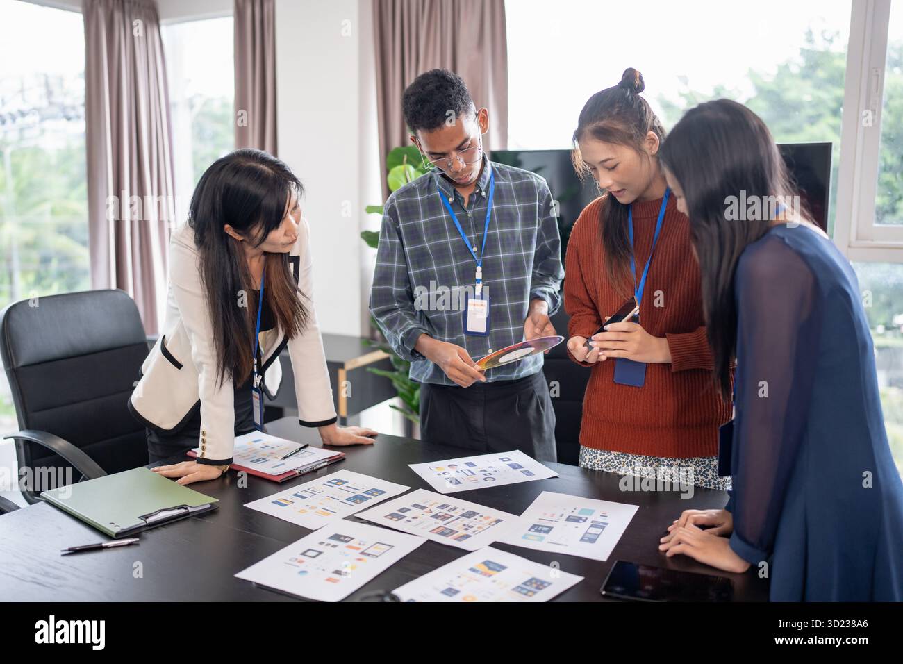 Femme d'affaires asiatique Brainstorm rencontre pplication designers interface de l'application mobile Design de logiciel de développement numérique créatif p Banque D'Images