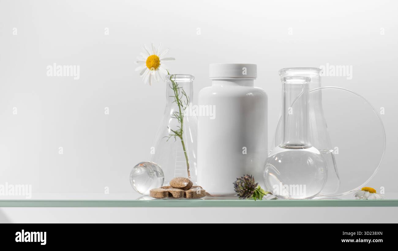 Un pot blanc avec des vitamines ou des médicaments à base de plantes sur une étagère en verre. Le concept de médicaments, substances biologiquement actives. Banque D'Images