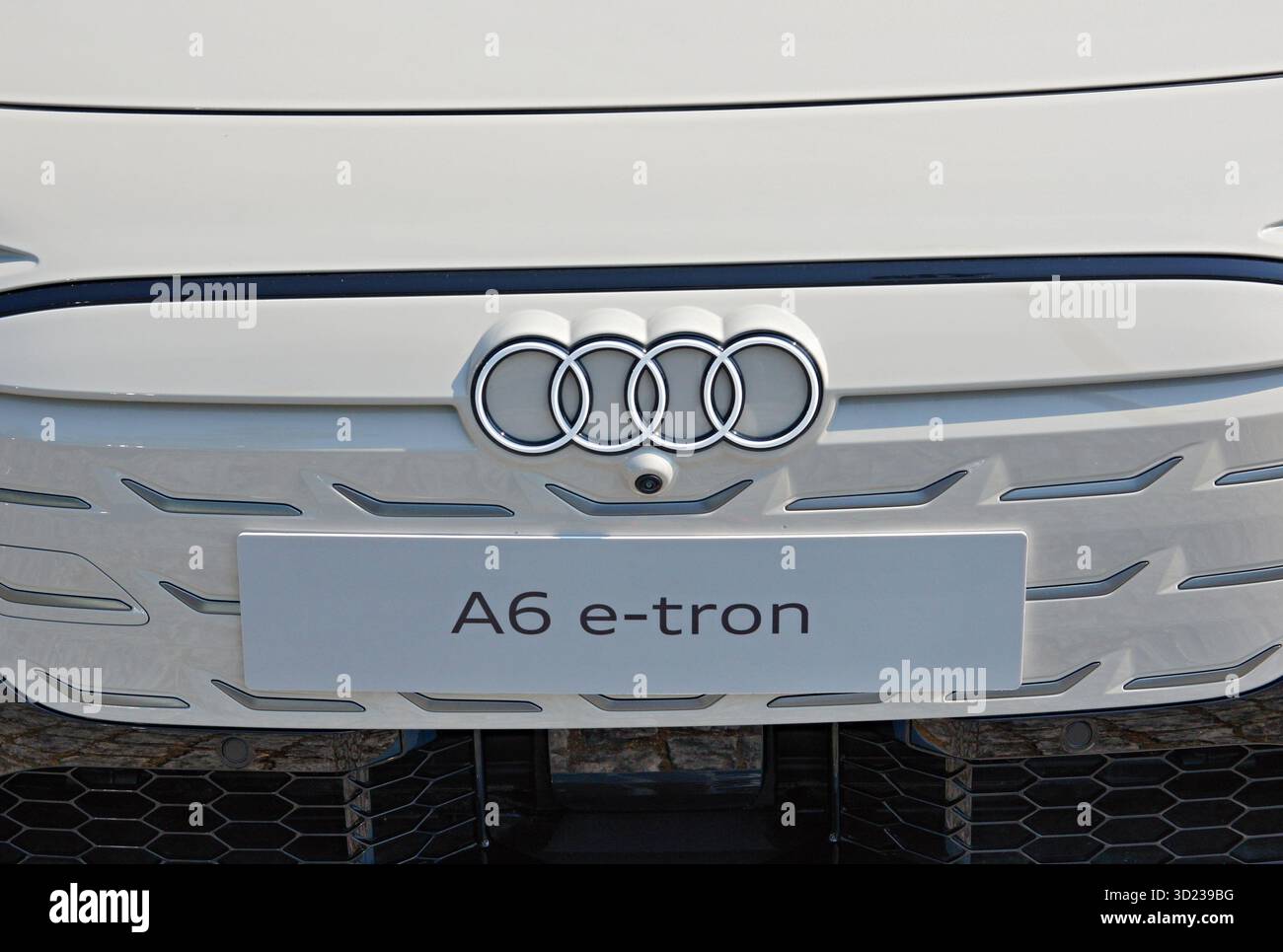 Calandre avant Audi A6 e-tron avec logo et caméra Banque D'Images