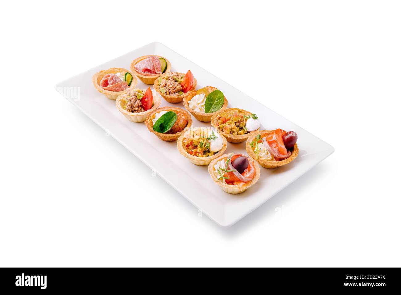Assiette de hors-d'œuvre colorée avec des tartes salées assorties sur une assiette blanche Banque D'Images
