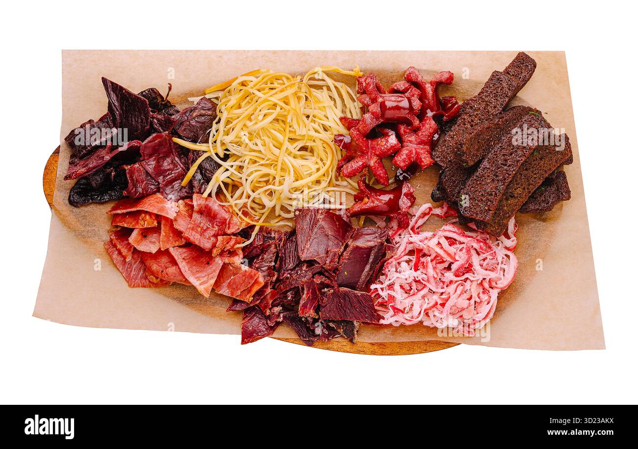 Assortiment de viandes séchées et de nouilles disposées sur un plateau de service Banque D'Images