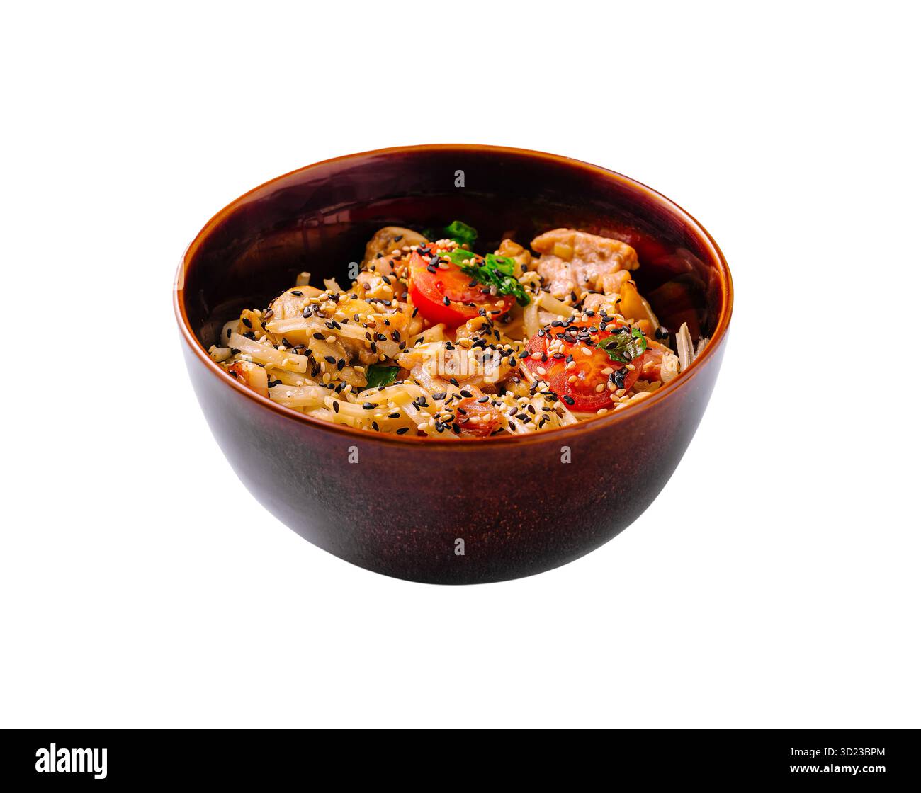 Un bol chaud présente des nouilles salées garnies de légumes frais, de tomates et de graines de sésame. Le plat est vibrant et invitant, parfait pour un confort Banque D'Images