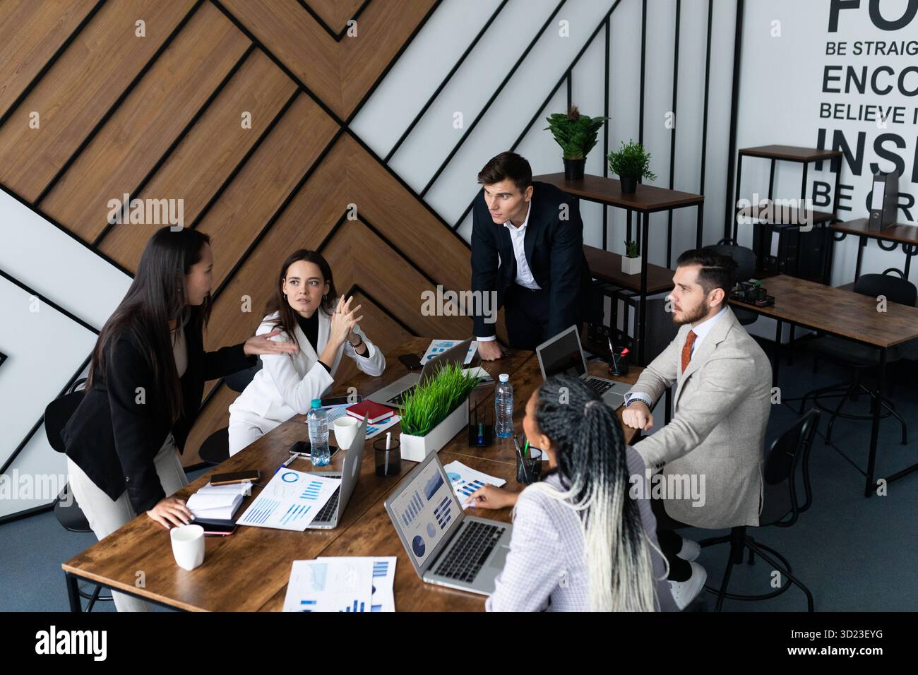 Jeunes créatifs multiraciaux dans le bureau moderne. Groupe de jeunes gens d'affaires travaillent ensemble avec ordinateur portable, tablette, sma Banque D'Images