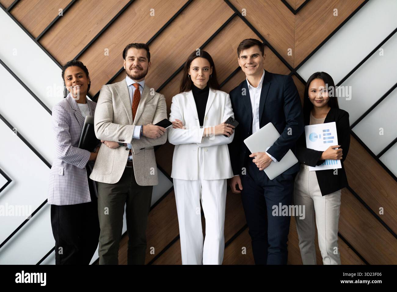 Personnel multiculturel heureux employés d'entreprise personnes regardant la caméra, portrait d'équipe Banque D'Images