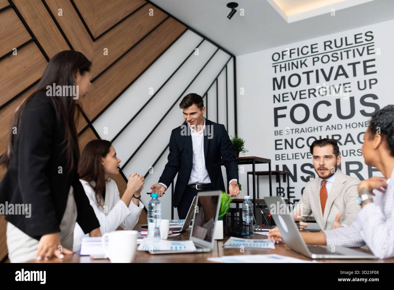 Réunion d'affaires. remue-méninges de l'équipe tout en étant assis ensemble à la table du bureau Banque D'Images