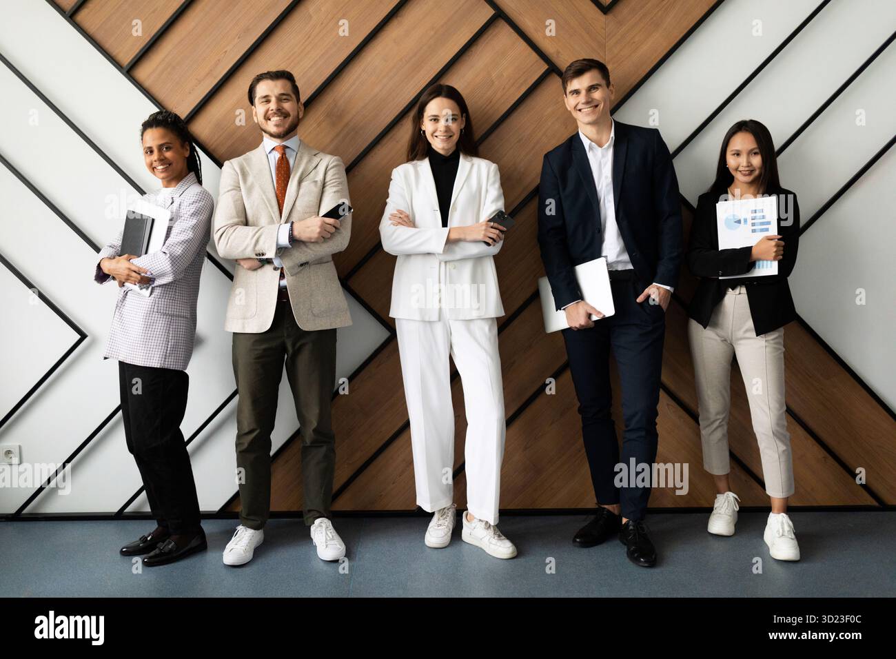 Sourire jeune motivé startup international groupe d'employés regardant la caméra. Banque D'Images