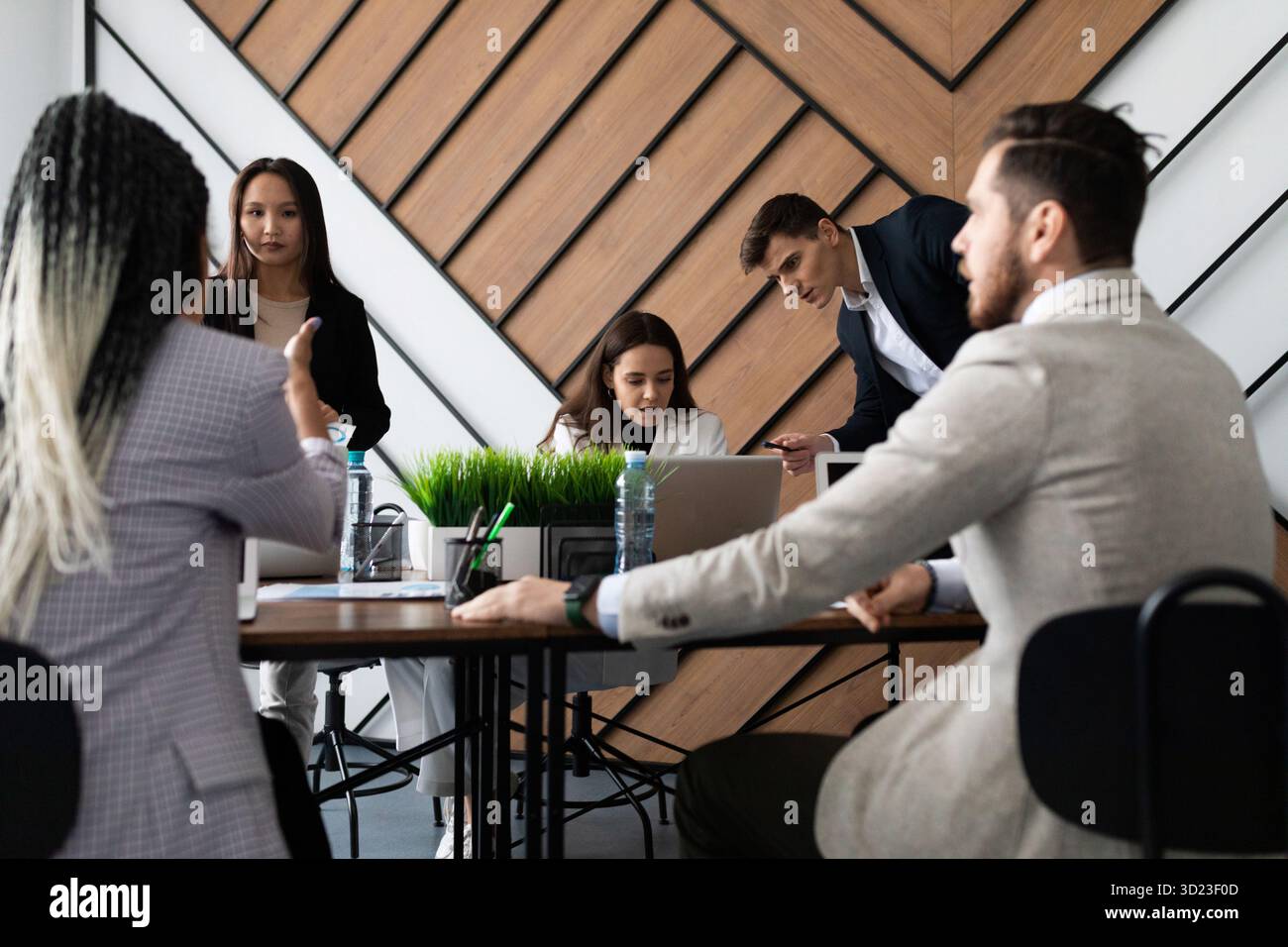 Réunion de gens d'affaires au bureau, concept de brainstorming. Banque D'Images