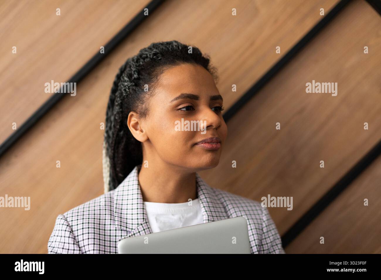 Portrait d'une femme d'affaires multiethnique heureuse utilisant une tablette numérique dans une agence. Banque D'Images