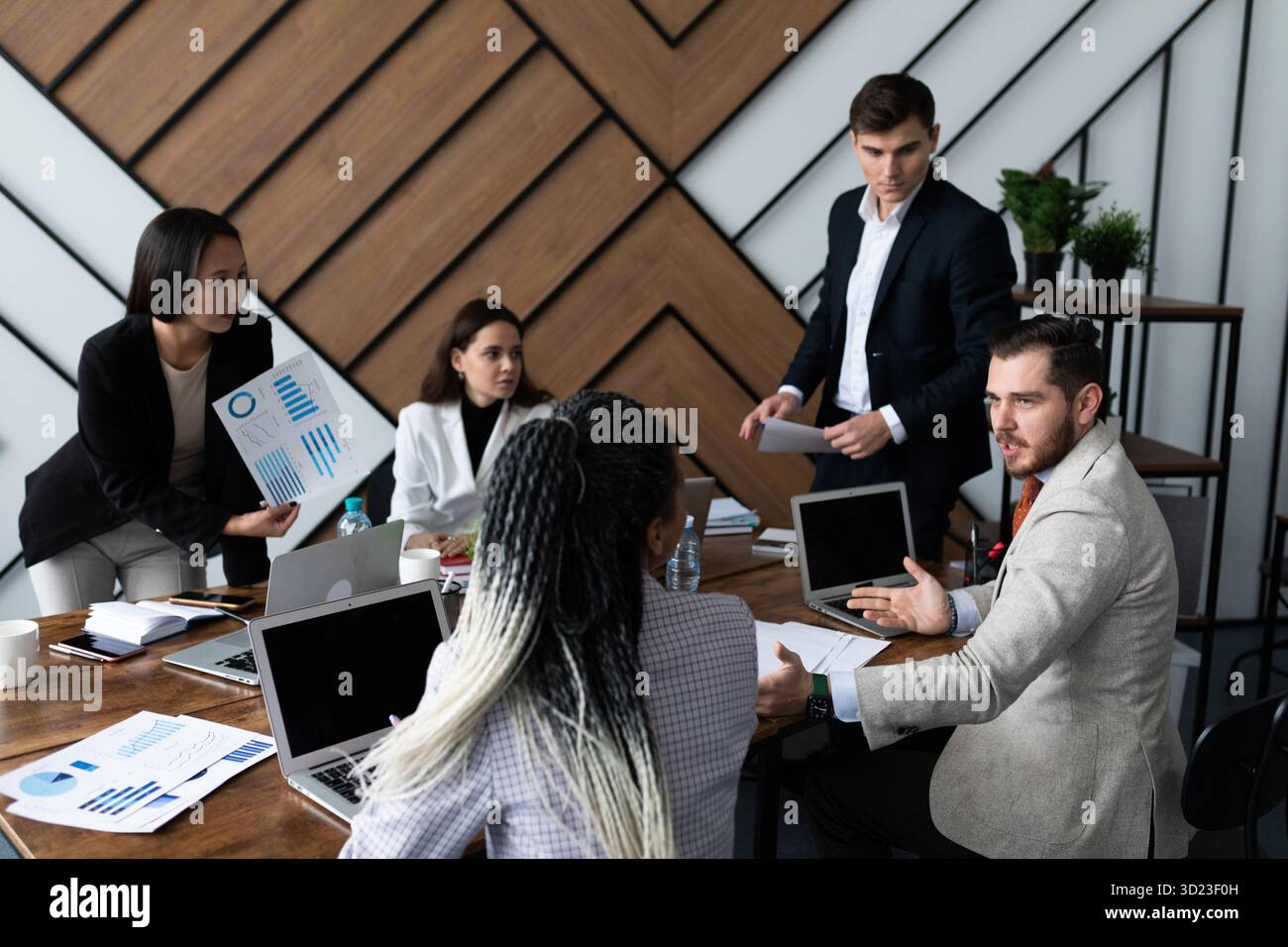 Jeunes collègues équipe de brainstorming Réunion en ligne Business électronique Gadget.wman démarrage projet numérique Banque D'Images