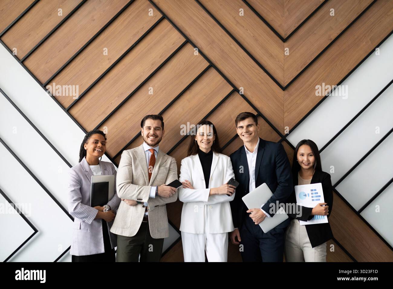 Le groupe de personnel de travailleurs multiraciaux souriants, jeunes et vieux, se pose ensemble comme une ressource humaine Banque D'Images
