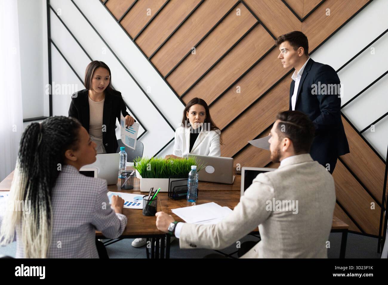 Un groupe d'hommes d'affaires de différentes nationalités lors d'une réunion de brainstorming dans un bureau élégant Banque D'Images