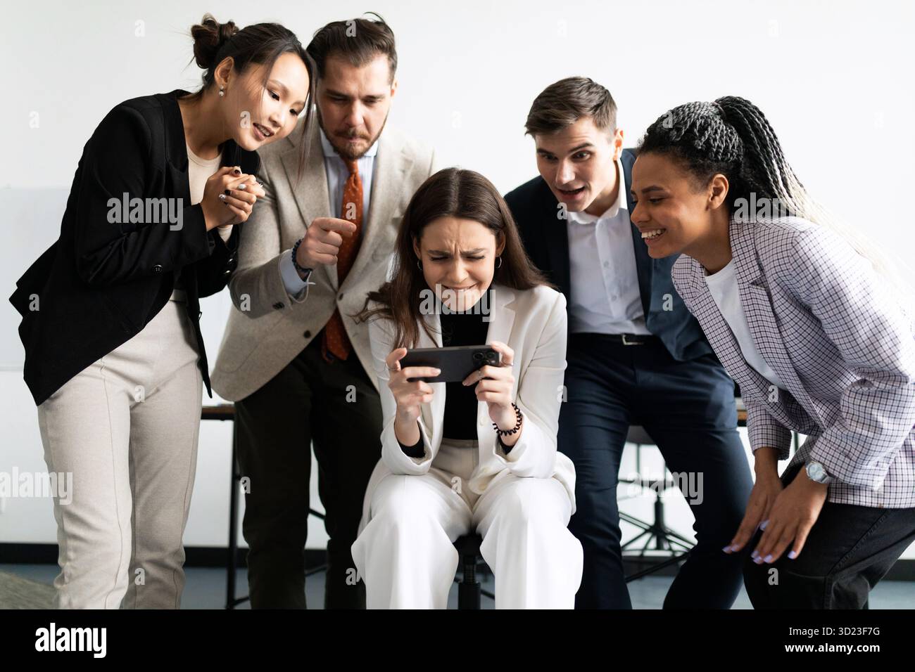 Développeurs les employés de l'entreprise spécialistes INFORMATIQUES sont satisfaits de la sortie et de la sortie d'une nouvelle application mobile Banque D'Images