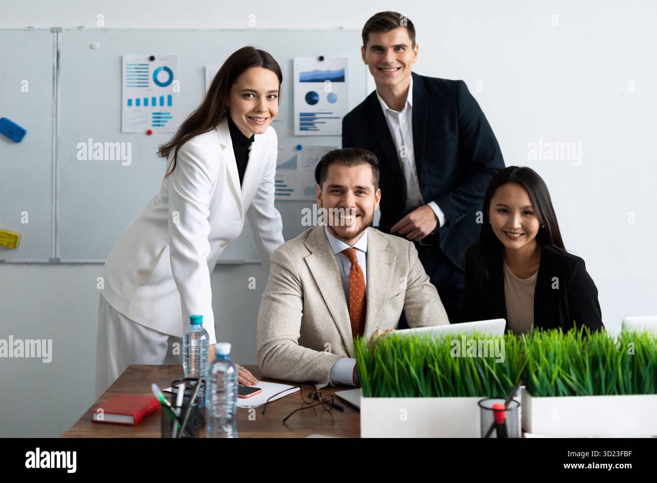 Concept d'égalité d'entreprise, portrait. Équipe d'affaires professionnelle diversifiée heureuse Banque D'Images