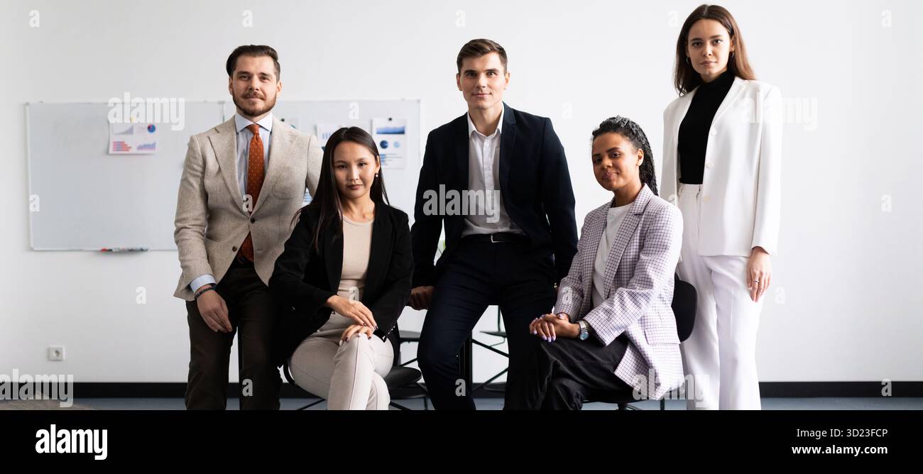 . Joyeux jeune personnel multiethnique d'entreprise, séance photo des employés de banque, recrutements d'agence de RH. Banque D'Images