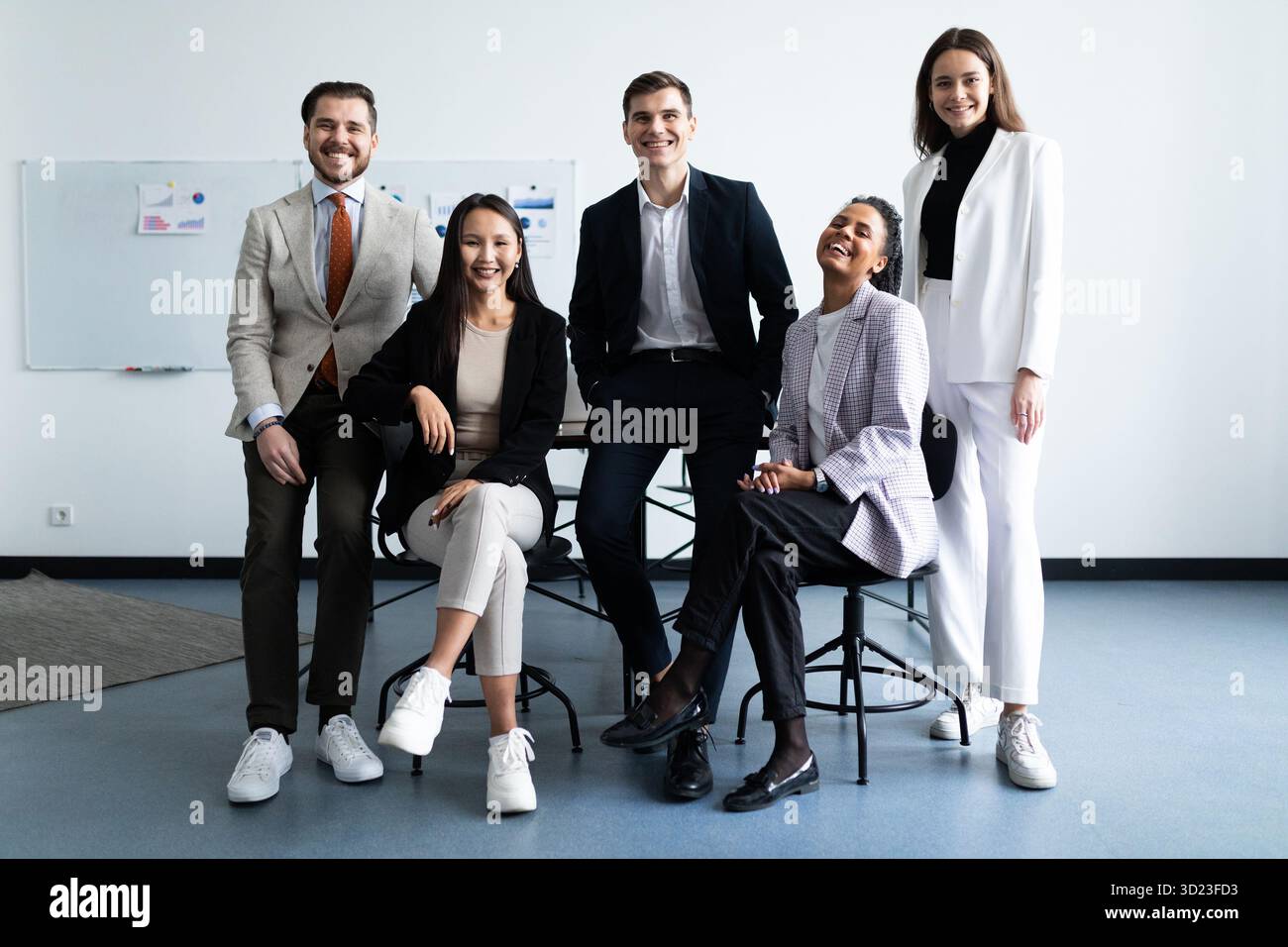 Portrait d'un groupe réussi de gens d'affaires au bureau moderne regardant la caméra. Portrait d'hommes d'affaires heureux et satisfaits Banque D'Images