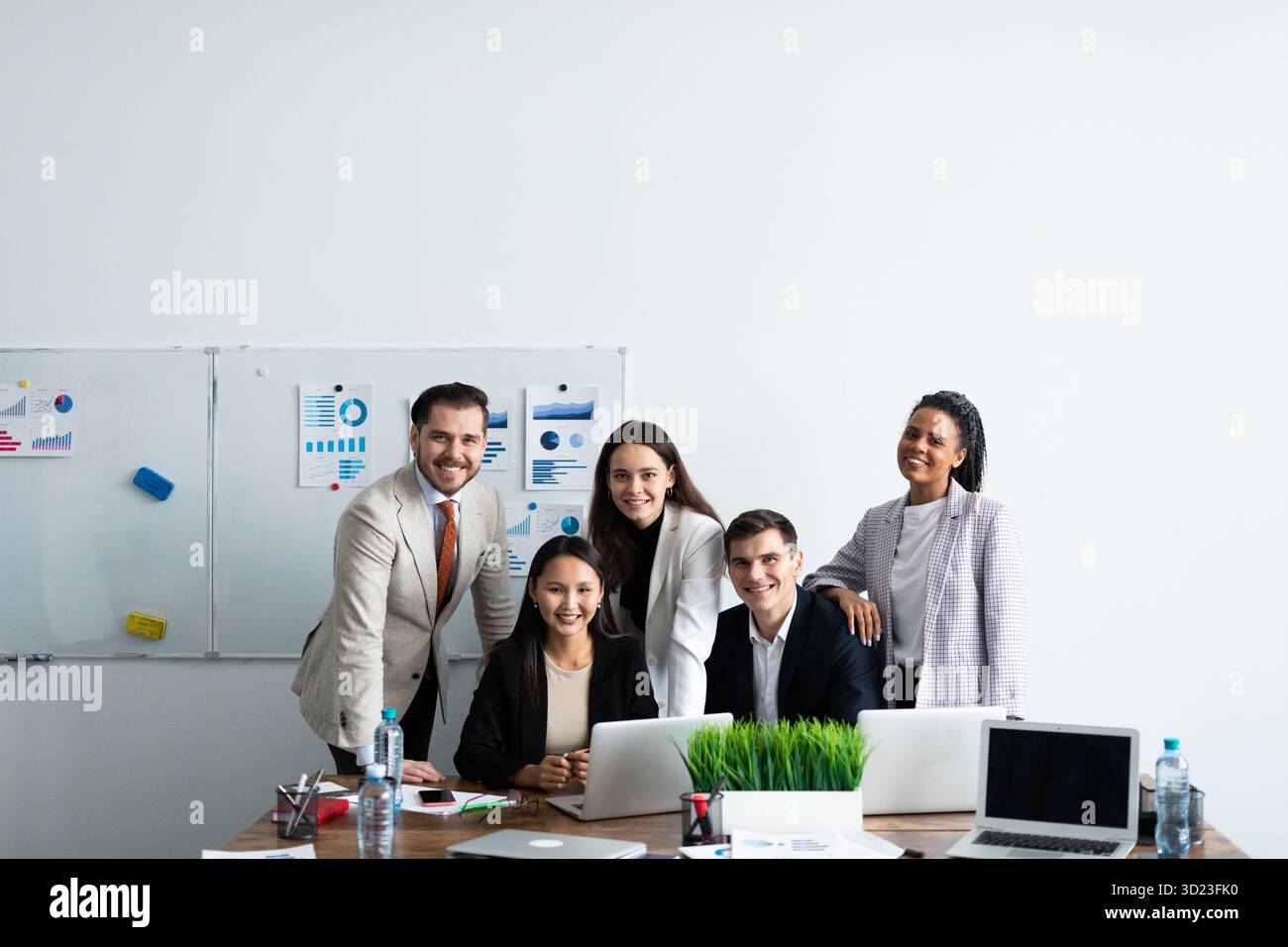 Groupe amusant de jeunes employés sur le lieu de travail Banque D'Images