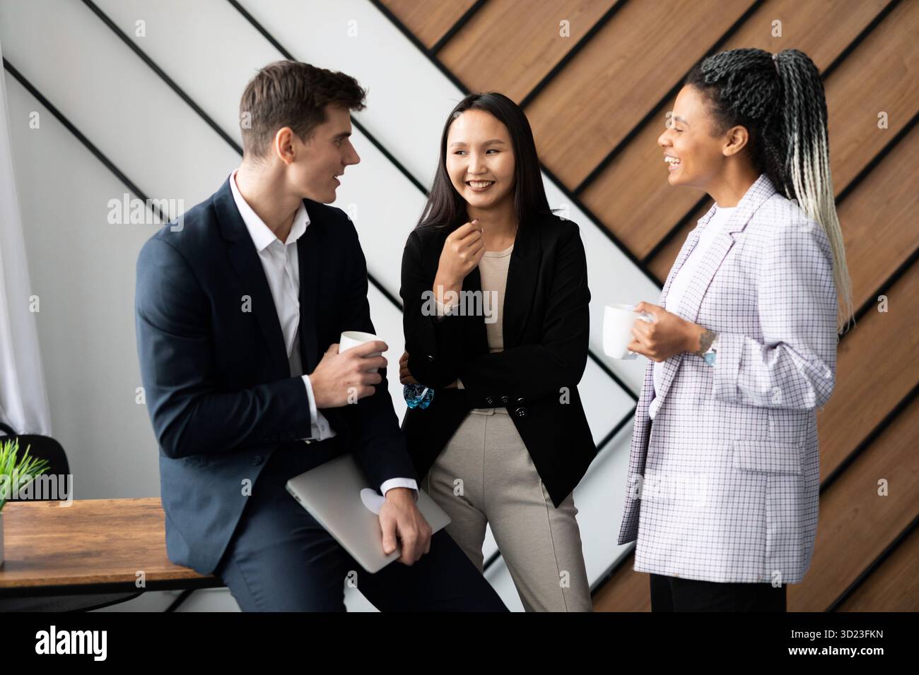 Les collègues au bureau communiquent pendant une pause de travail Banque D'Images