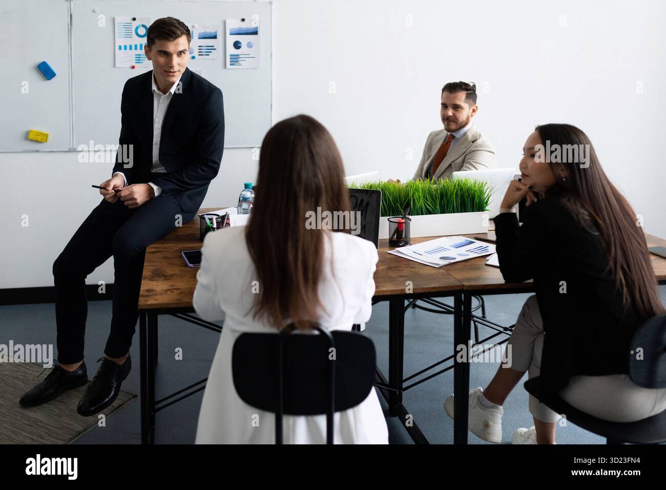 Brainstorming de bureau et entre employés de différentes nationalités Banque D'Images