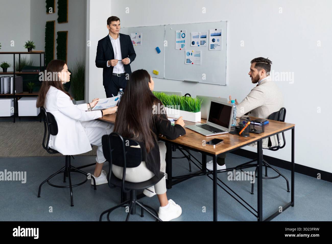 Réunion de gens d'affaires au bureau, concept de brainstorming. Banque D'Images