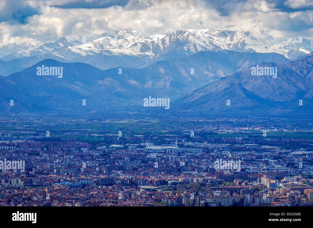 Vue aérienne de la ville de Turin avec les sommets enneigés de la vallée de Susa sur le fond, Piémont, Italie Banque D'Images