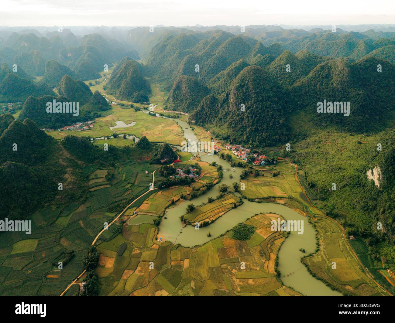 Vue aérienne des vallées verdoyantes et de la rivière sinueuse au milieu d'un paysage montagneux pittoresque. Phong Nam, tr˘ng KH·nh District, Cao Bang, Vietnam Banque D'Images