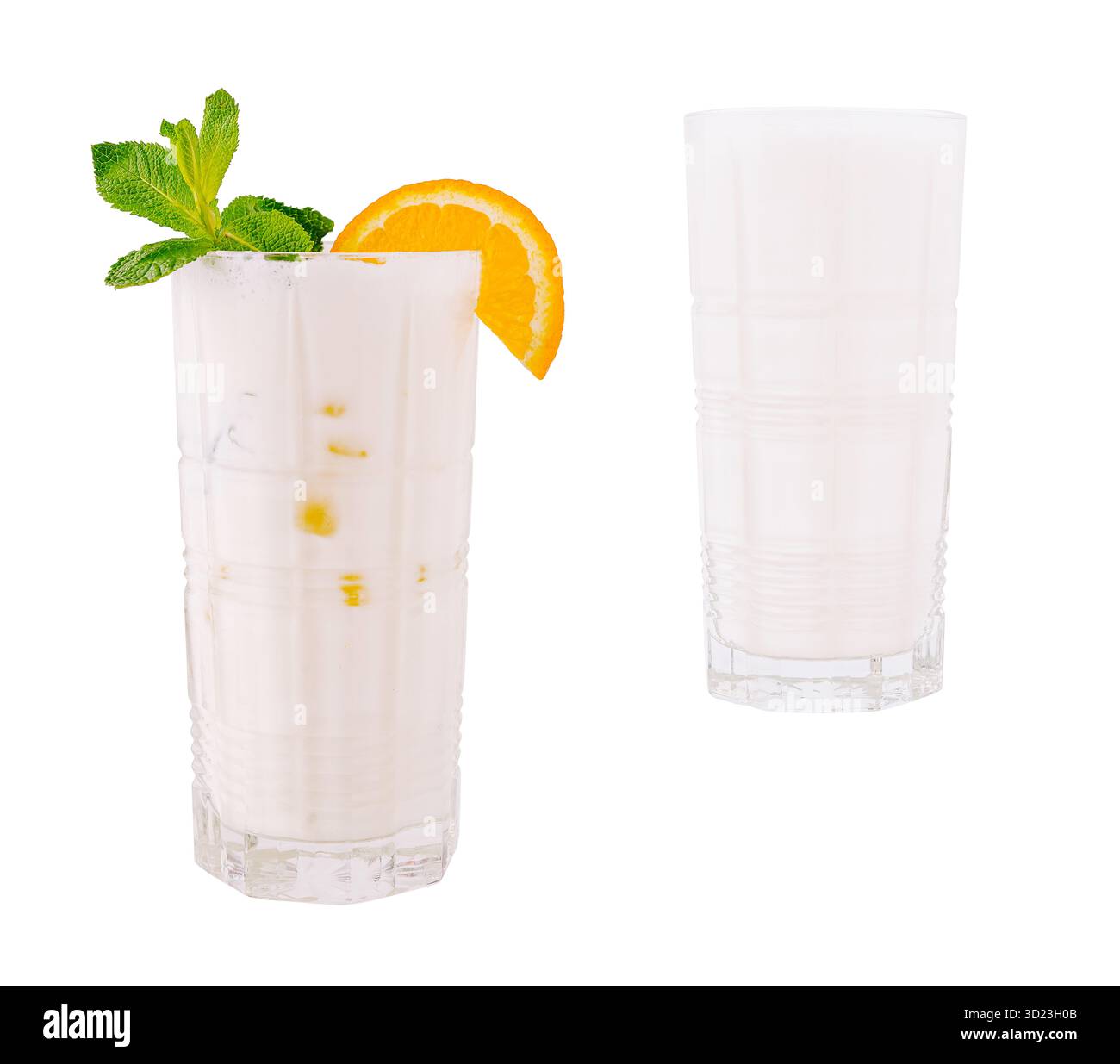 Boisson estivale rafraîchissante à l'orange et à la menthe servie dans un grand verre Banque D'Images